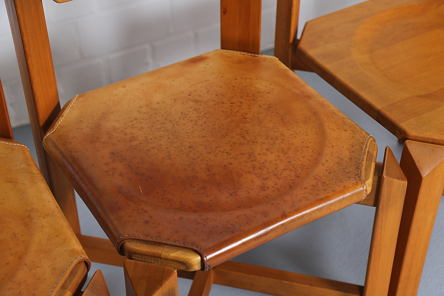 Wasa Esszimmerstühle im Stil von Pierre Chapo, hochwertiges Buchenholz mit Sitzfläche aus Kernleder, französisches Design der 60er und 70er Jahre.