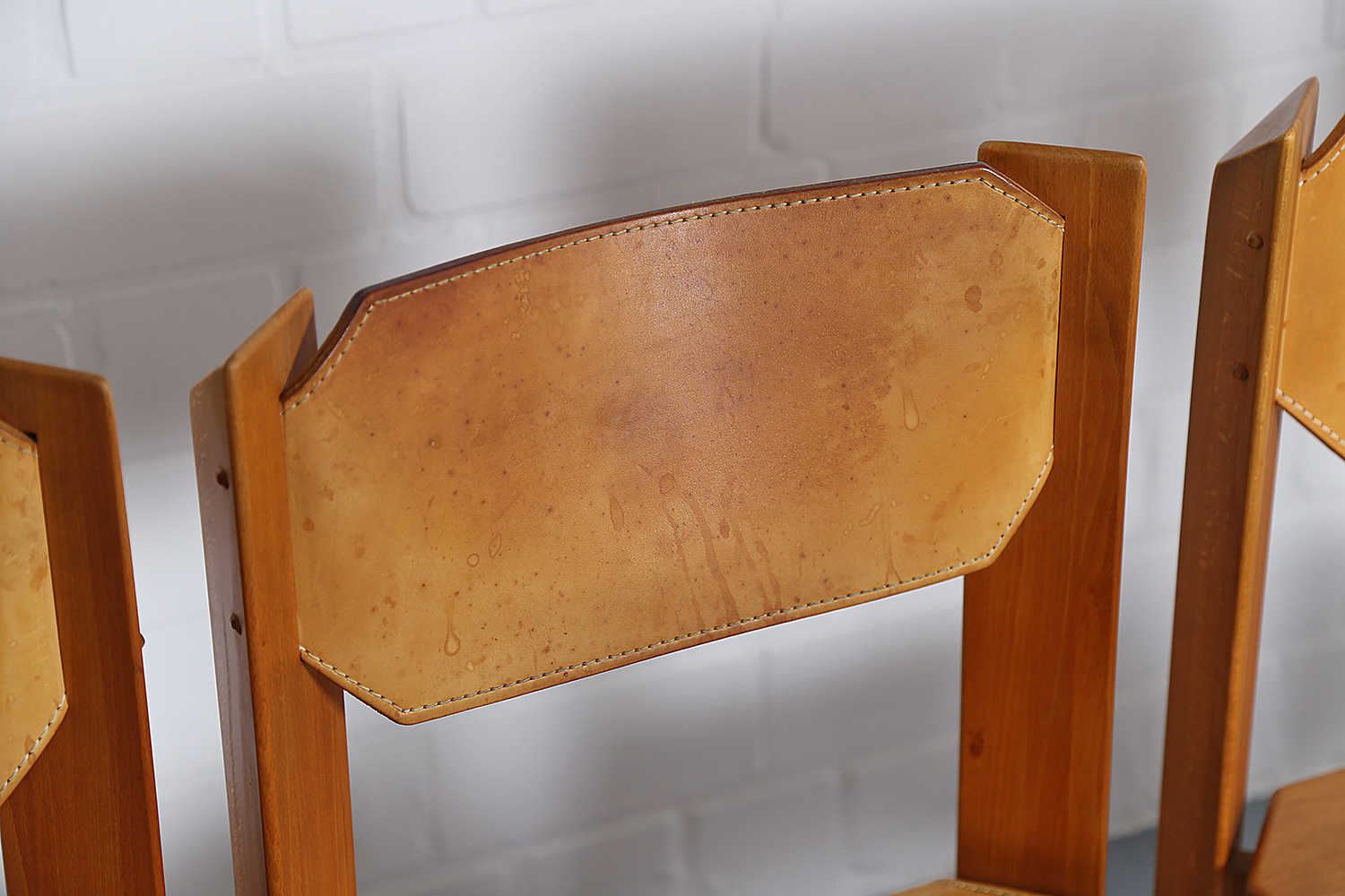 Wasa Esszimmerstühle im Stil von Pierre Chapo, hochwertiges Buchenholz mit Sitzfläche aus Kernleder, französisches Design der 60er und 70er Jahre.